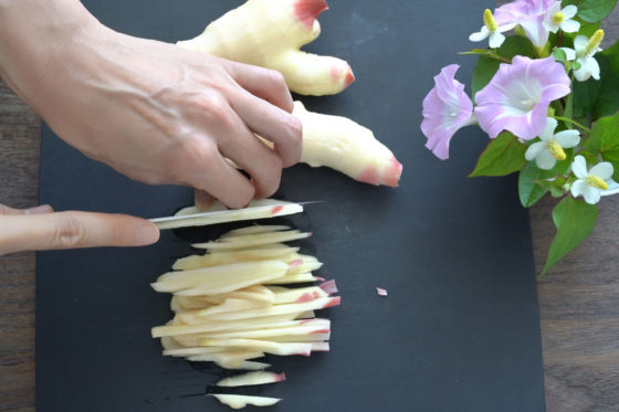 新生姜を細切りにする