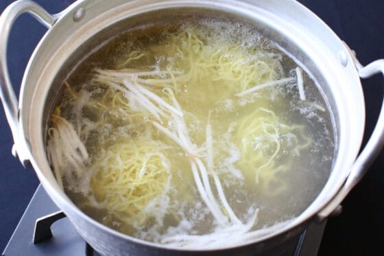 中華麺にもやしを加えて茹でる