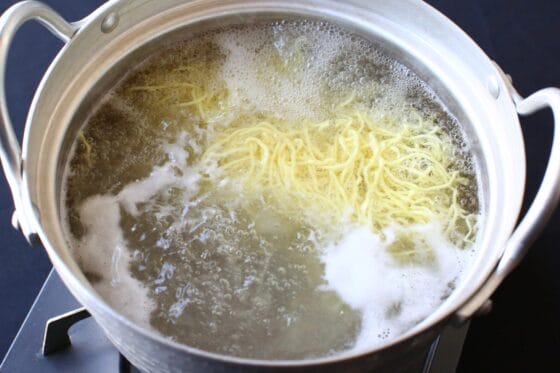 中華麺を茹でる
