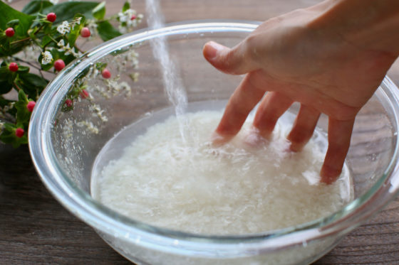 米を洗う