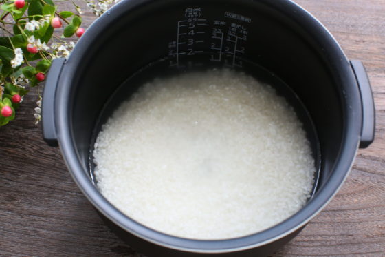 米と塩と酒と水を炊飯器に入れる
