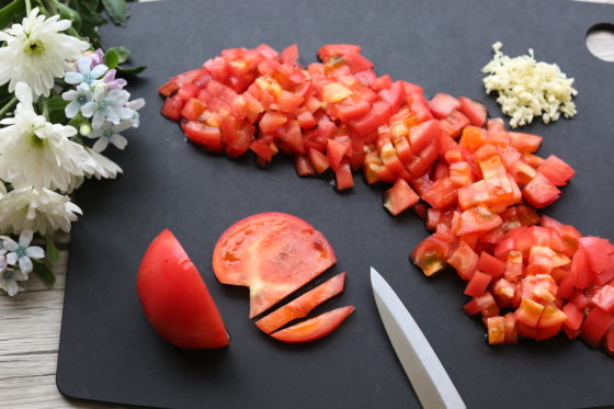 トマトを細かく切る