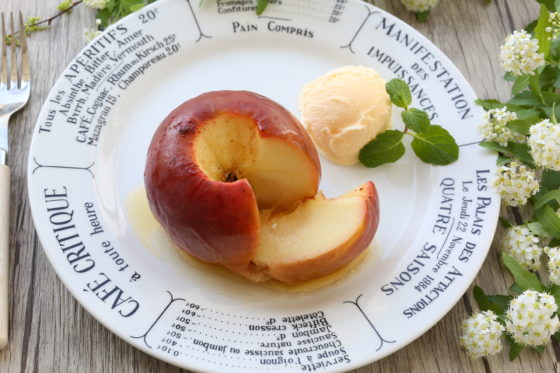 焼きリンゴのオーブンレシピ。丸ごと美味しい簡単な作り方。