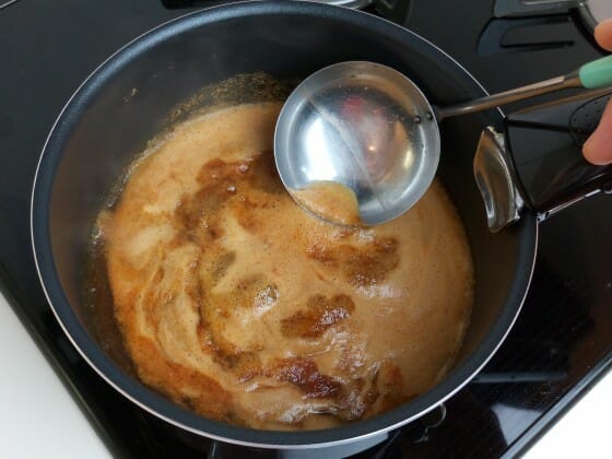 生姜焼きのタレを鍋で加熱する