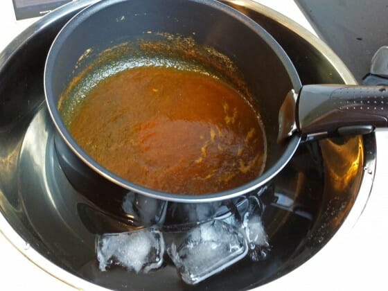 生姜焼きのタレを氷水で冷やす