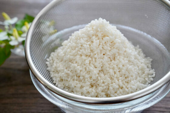 米の研ぎ方・洗い方。ザルを使った基本の手順を解説。
