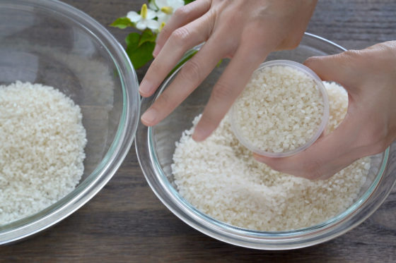 米を米専用のカップに入れて指ですり切る