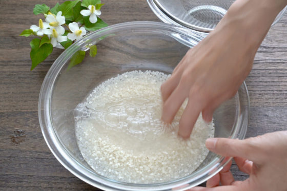 米を軽く洗う