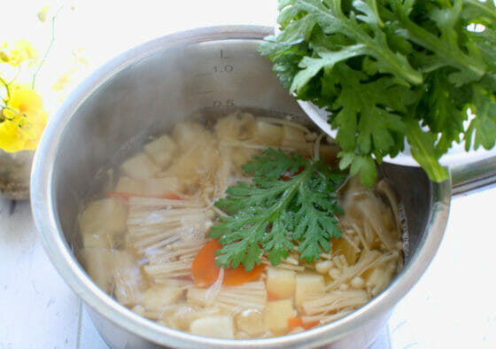 春菊の栄養が摂れるスープの作り方