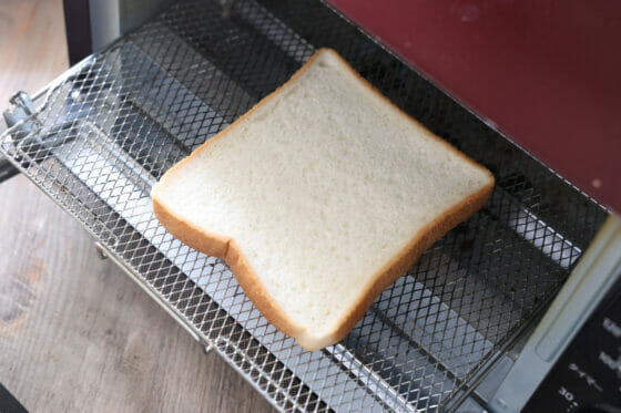 予熱したトースターに食パンを入れる