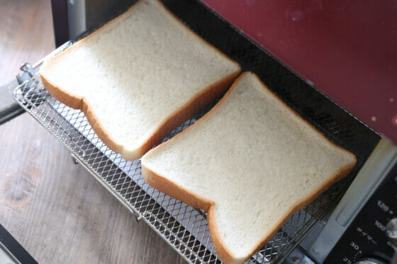 冷凍食パンをトースターに入れる