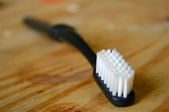 毛先が広がった歯ブラシを元通りにする裏ワザ。熱湯と冷水につけるだけ。