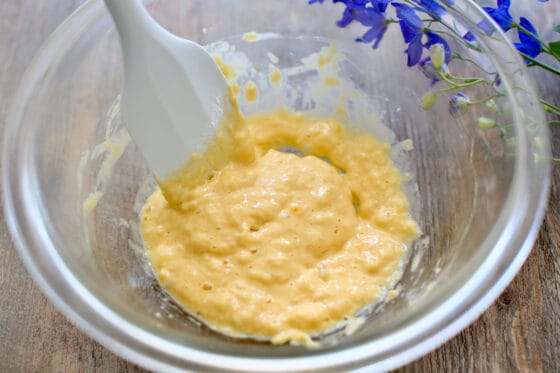 薄力粉とベーキングパウダーを混ぜる