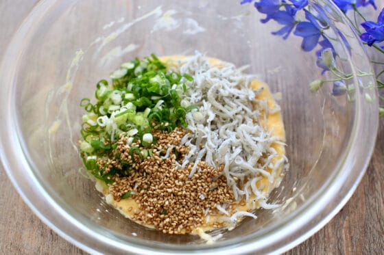 おやきの生地にしらすと小ネギといりごまを加える