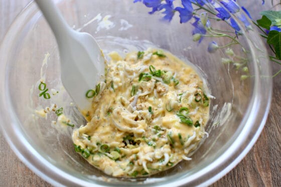 しらすとネギといりごまを混ぜて生地を作る