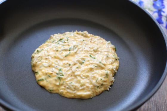 しらすのおやき風パンケーキの生地をフライパンに広げる