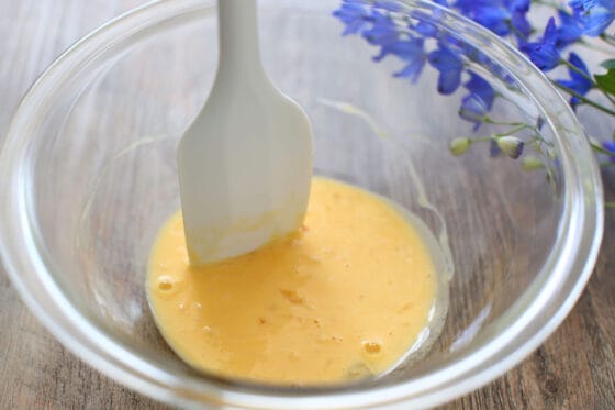 卵とマヨネーズを混ぜる