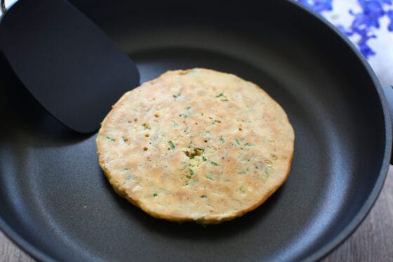 しらすのおやき風パンケーキの生地の両面を焼く