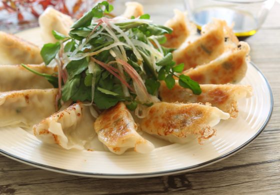 冷凍餃子のアレンジサラダの作り方