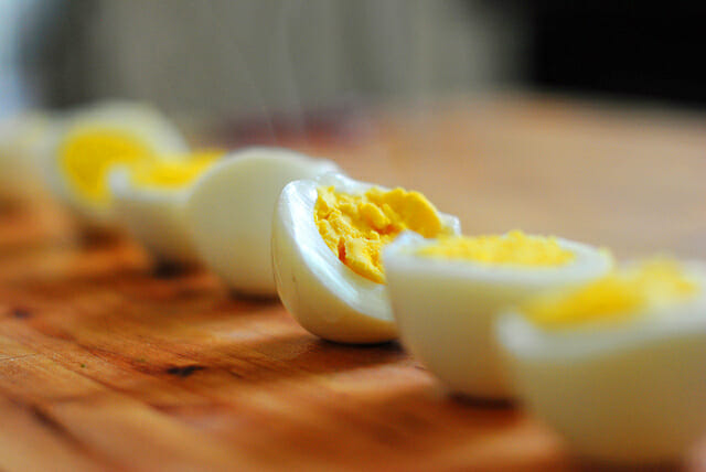 ゆで卵の殻を超簡単にむく裏ワザ コップを使います やまでら くみこ のレシピ