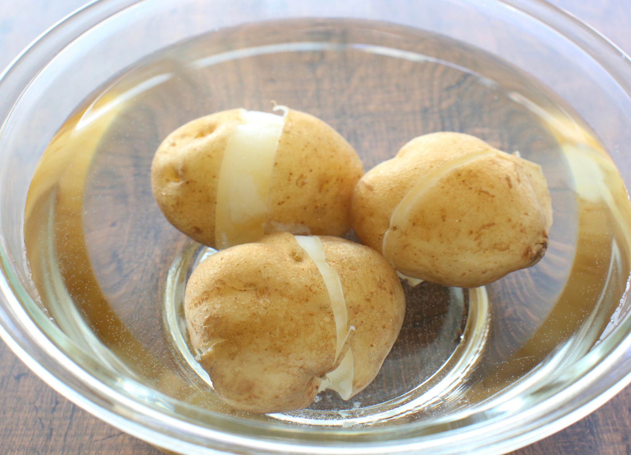 茹でたじゃがいもの皮むき!ツルンと瞬時に剥ける簡単な方法。 やまでら くみこ のレシピ 茹でたじゃがいもの皮むき!ツルンと瞬時に剥ける簡単な方法。 やまでら くみこ のレシピ