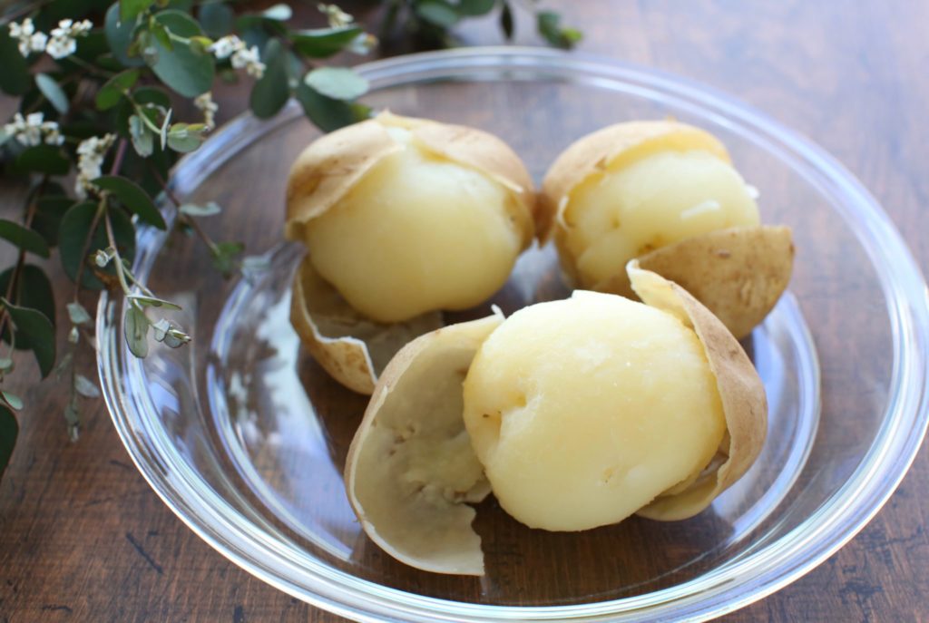 茹でたじゃがいもの皮むき!ツルンと瞬時に剥ける簡単な方法。 やまでら くみこ のレシピ 茹でたじゃがいもの皮むき!ツルンと瞬時に剥ける簡単な方法。 やまでら くみこ のレシピ