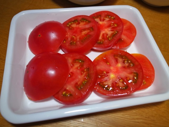 トマトを輪切りにする