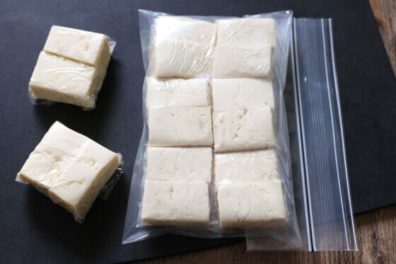ラップで包んだ冷凍豆腐を保存袋に入れる