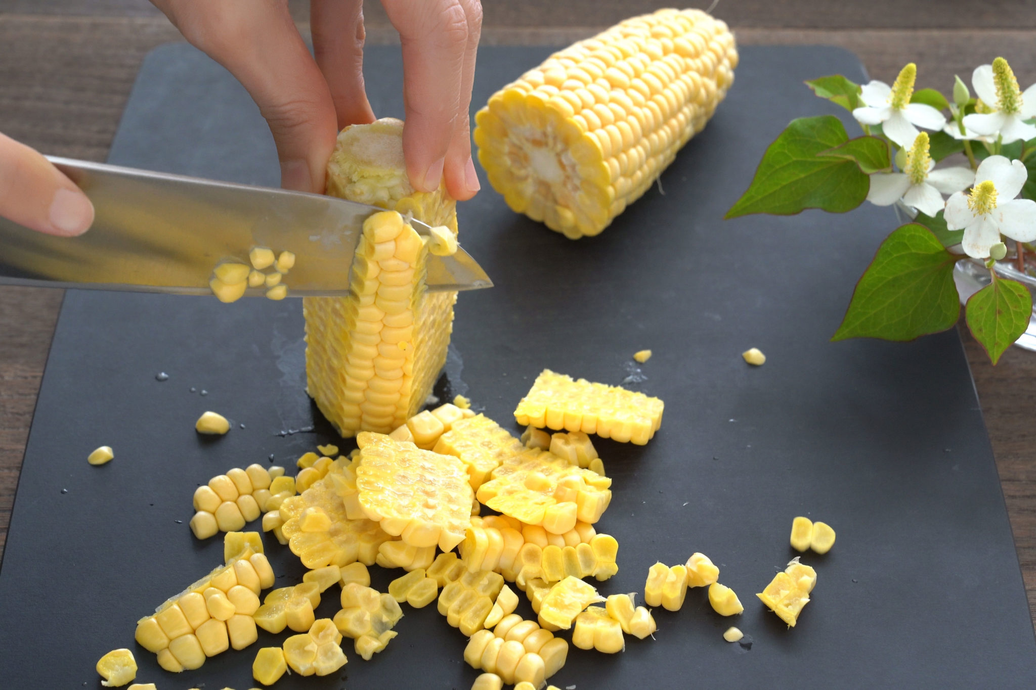 とうもろこしの粒の取り方。道具は包丁だけ！実の外し方を動画で解説。 やまでら くみこ のレシピ