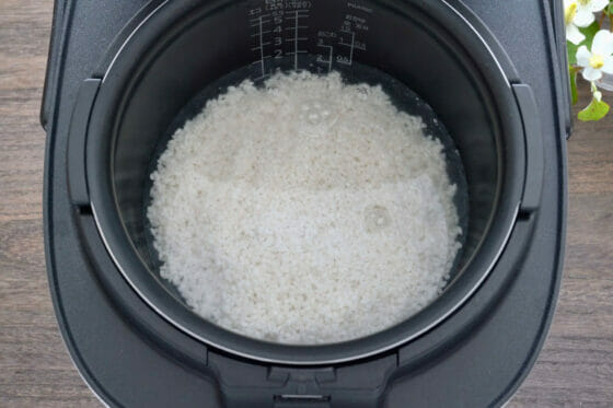 炊飯器に米を入れる