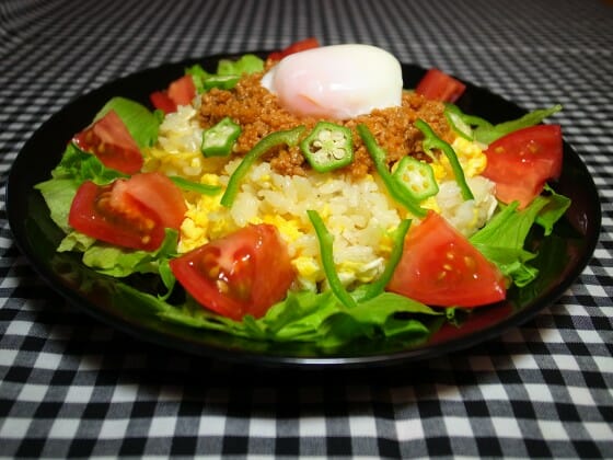家事えもんのタコライス風チャーハンのレシピ。野菜をたっぷり使います。