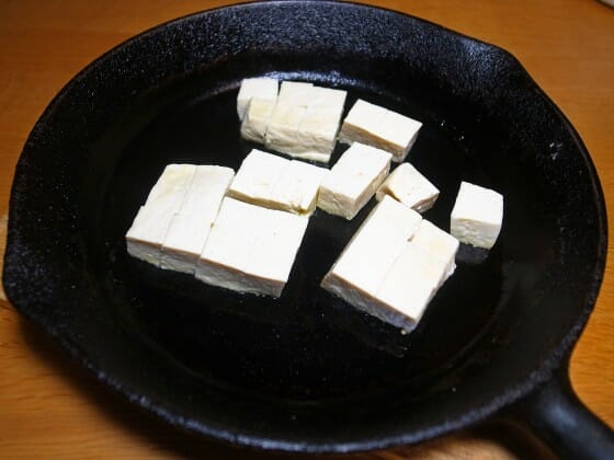 水切りした豆腐をフライパンで炒める