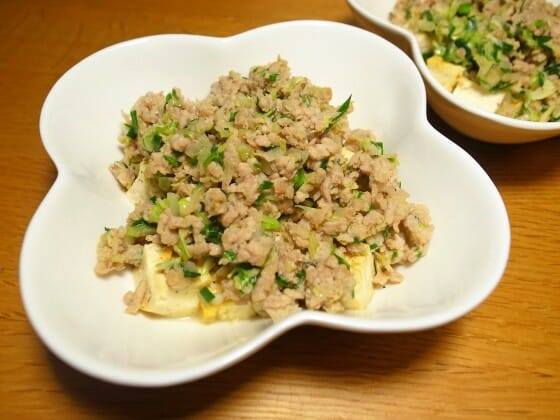 炒めた豆腐の上に餃子のタネをのせる