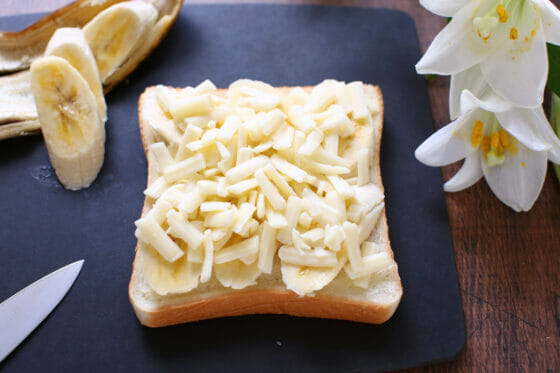 食パンにバナナとチーズをのせてトースターで焼く