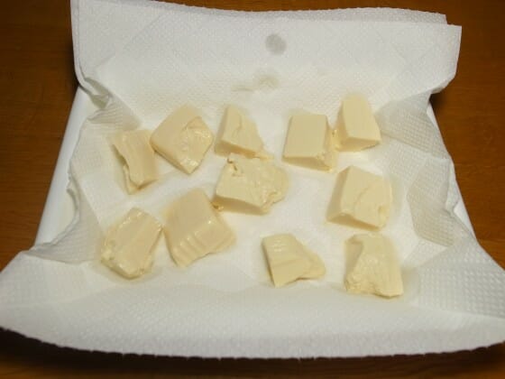 豆腐をちぎってペーパータオルで包む