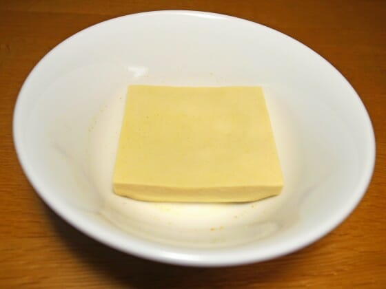 高野豆腐を牛乳に浸す