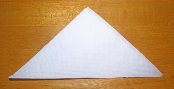 キッチンペーパーを三角形に折る