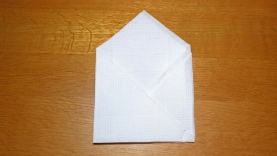 三角形に折ったキッチンペーパーをさらに折りたたむ