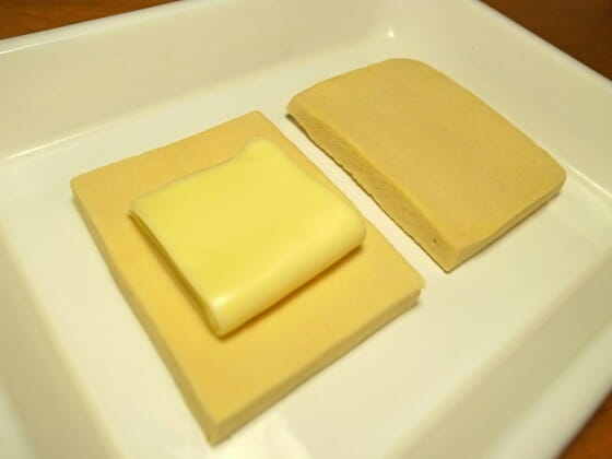 高野豆腐にスライスチーズをのせる