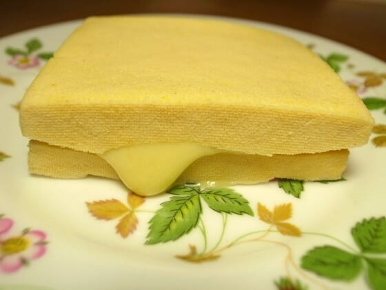 チーズを挟んだ高野豆腐を電子レンジで加熱する