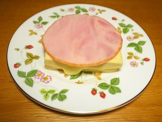 高野豆腐にハムをのせる
