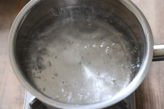 鍋に少量の湯を沸かす
