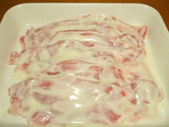 豚肉をヨーグルトに漬けて柔らかくする