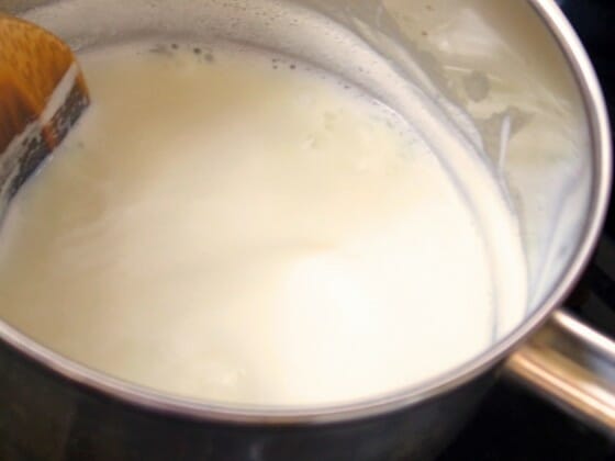 牛乳と砂糖を沸騰させる
