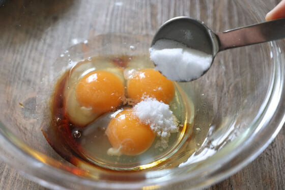 卵にだし汁と砂糖と醤油を加える