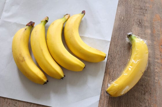 複数本のバナナをばらして1本のバナナをラップで包む