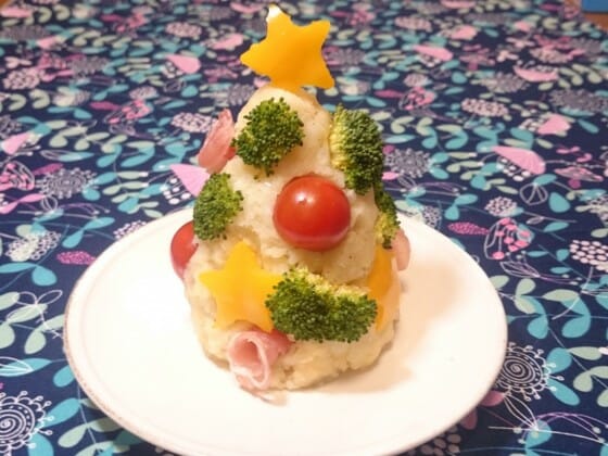ポテトサラダツリーを野菜などで飾る