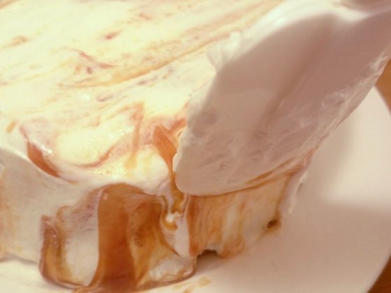 ケーキの脇にキャラメルソースを塗る
