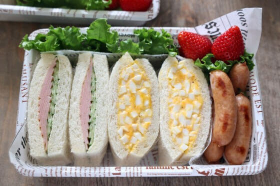ピクニックのサンドイッチ（卵サンドとハムサンド）