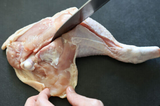 鶏もも肉の骨の近くに切れ目を入れる
